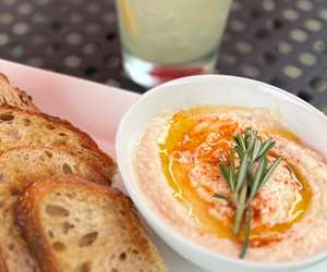 hummus crostini